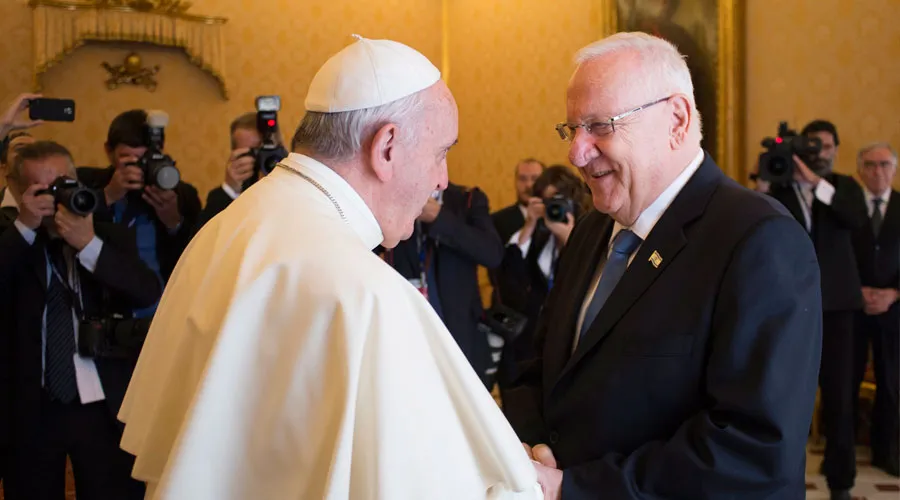 El Papa Francisco saluda al Presidente de Israel. Foto L'Osservatore Romano?w=200&h=150