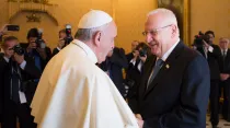 El Papa Francisco saluda al Presidente de Israel. Foto L'Osservatore Romano