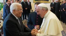 Mahmoud Abbas recibido por el Papa Francisco en el Vaticano esta mañana. Foto L'Osservatore Romano