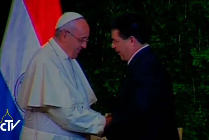 "Me siento en casa", dice Papa Francisco al llegar al "corazón de Sudamérica"