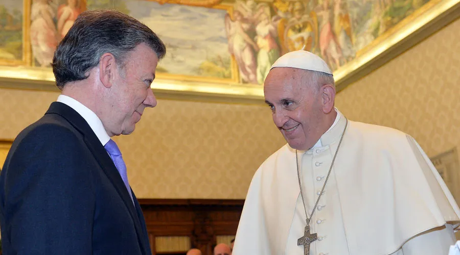 Juan Manuel Santos y el Papa Francisco en encuentro sostenido hoy en el Vaticano. Foto: Cesar Carrión /SIG/Presidencia de Colombia?w=200&h=150