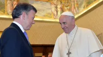 Juan Manuel Santos y el Papa Francisco en encuentro sostenido hoy en el Vaticano. Foto: Cesar Carrión /SIG/Presidencia de Colombia