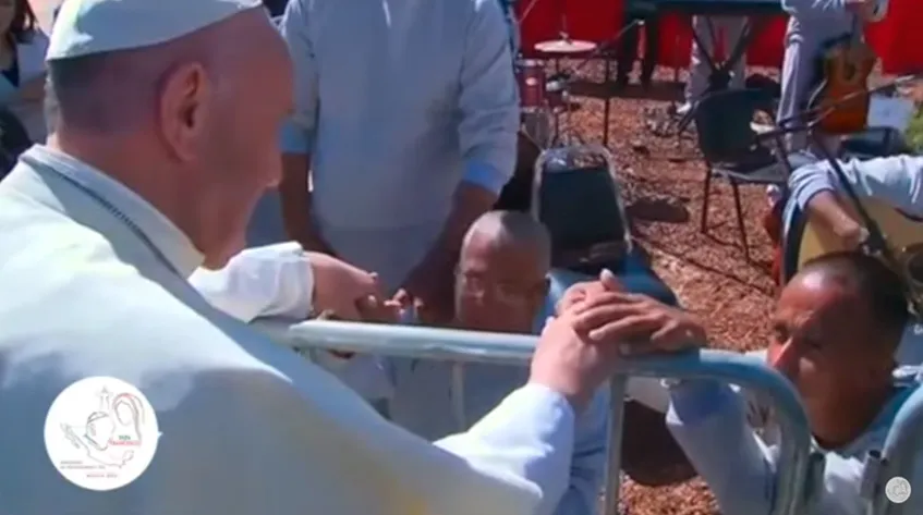Papa Francisco reza con reos en Centro de Readaptación / Youtube (Captura de Video)?w=200&h=150