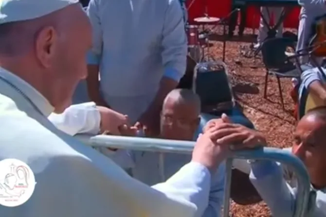 [VIDEO]“Estuve preso y me visitaste”: Gesto del Papa puso de rodillas a dos reos en México