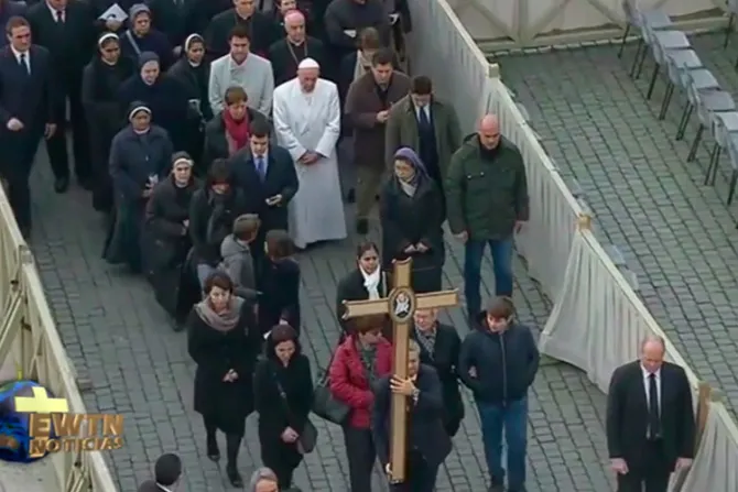 VIDEO: Como uno más Papa Francisco cruza Puerta Santa con empleados de la Curia