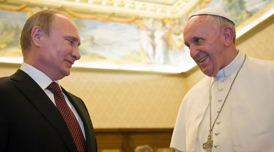 Vladimir Putin y el Papa Francisco. Foto ©POOL/CATHOLICPRESSPHOTO