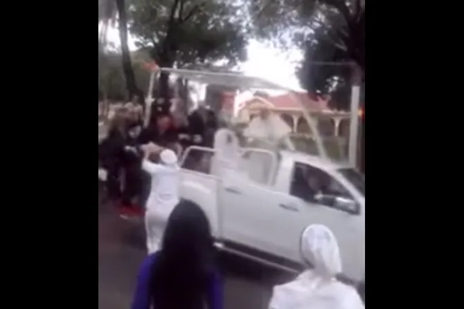 VIDEO: Mujer entrega al paso bocadillos al Papa Francisco en Paraguay