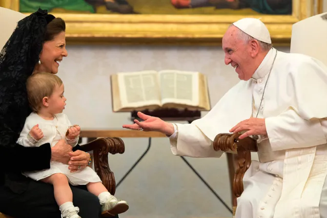 Papa Francisco recibe a la Reina de Suecia y a una singular invitada