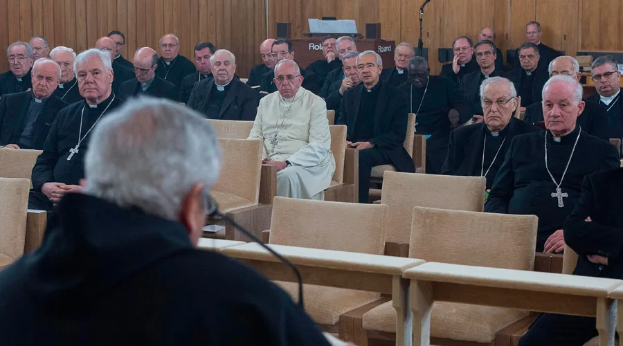 El Papa Francisco en los ejercicios espirituales en Ariccia. Foto L'Osservatore Romano?w=200&h=150