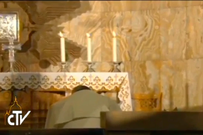 [VIDEO] El Papa Francisco reza ante la roca de Getsemaní donde Jesús oró y lloró