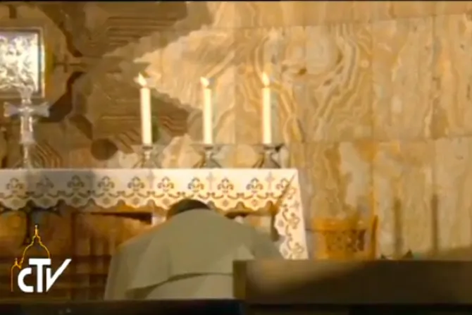 [VIDEO] El Papa Francisco reza ante la roca de Getsemaní donde Jesús oró y lloró