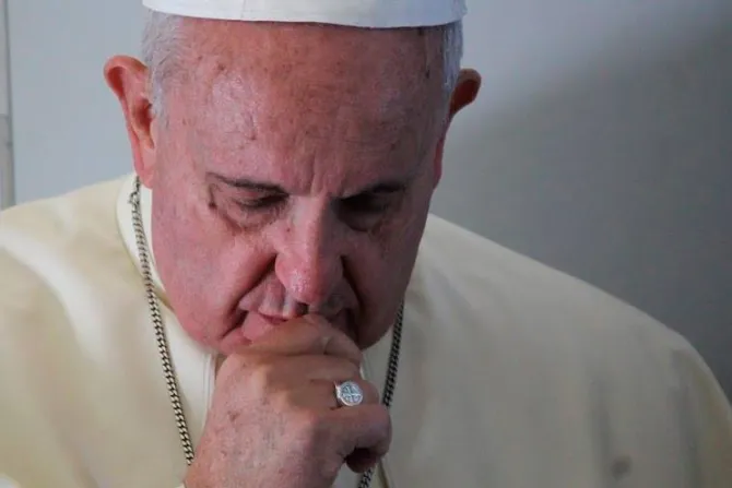 El Papa Francisco consuela a mujer que perdió a su hijo en accidente submarino