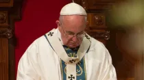 El Papa reza durante una celebración. Foto: L'Osservatore Romano
