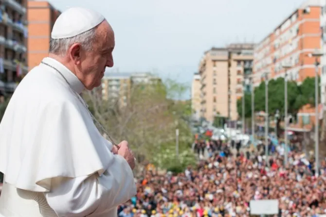 Papa Francisco cuenta que porta crucifijo de sacerdote asesinado por terroristas en Irak