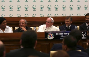 (de izq. a der.) Ronaldino/ Josu00e9 Maru00eda del Corral / Papa Francisco / Enrique Palmeyro / Bryan Ruiz. Foto Daniel Ibu00e1u00f1ez / ACI Prensa 