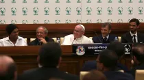 (de izq. a der.) Ronaldino/ José María del Corral / Papa Francisco / Enrique Palmeyro / Bryan Ruiz. Foto Daniel Ibáñez / ACI Prensa