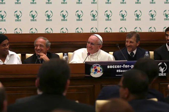 Papa Francisco y Ronaldinho convocan al segundo “Partido por la paz”