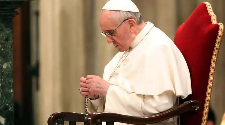Papa Francisco rezando el Rosario / Foto: L'Osservatore Romano
