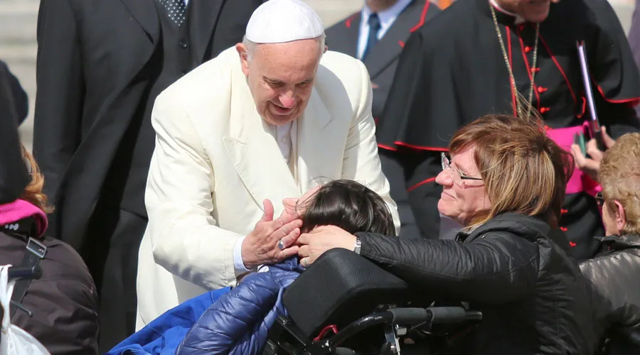 El Papa Francisco saluda a fieles en la Audiencia Jubilar. / Foto: Alexey Gotovskiy - ACI Prensa