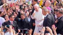 El Papa Francisco saludando a los fieles (imagen referencial) / Foto: David Ramos (ACI Prensa)