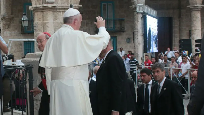 El Papa Francisco saluda a los fieles afuera de la Catedral de La Habana. Foto Eduardo Berdejo / ACI Prensa?w=200&h=150