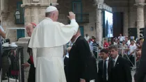 El Papa Francisco saluda a los fieles afuera de la Catedral de La Habana. Foto Eduardo Berdejo / ACI Prensa