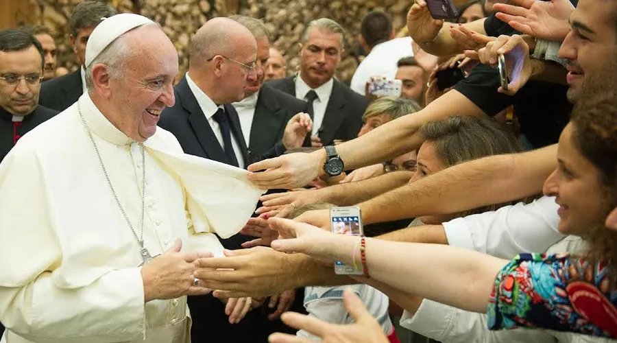 El Papa saluda a miembros de las Células Parroquiales de Evangelización. Foto: L'Osservatore Romano