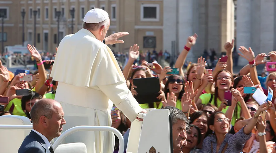 Papa Francisco saludando a los jóvenes en la Audiencia General / Foto: Daniel Ibáñez (ACI Prensa)?w=200&h=150