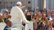 Papa Francisco saludando a los ju00f3venes en la Audiencia General / Foto: Daniel Ibu00e1u00f1ez (ACI Prensa)