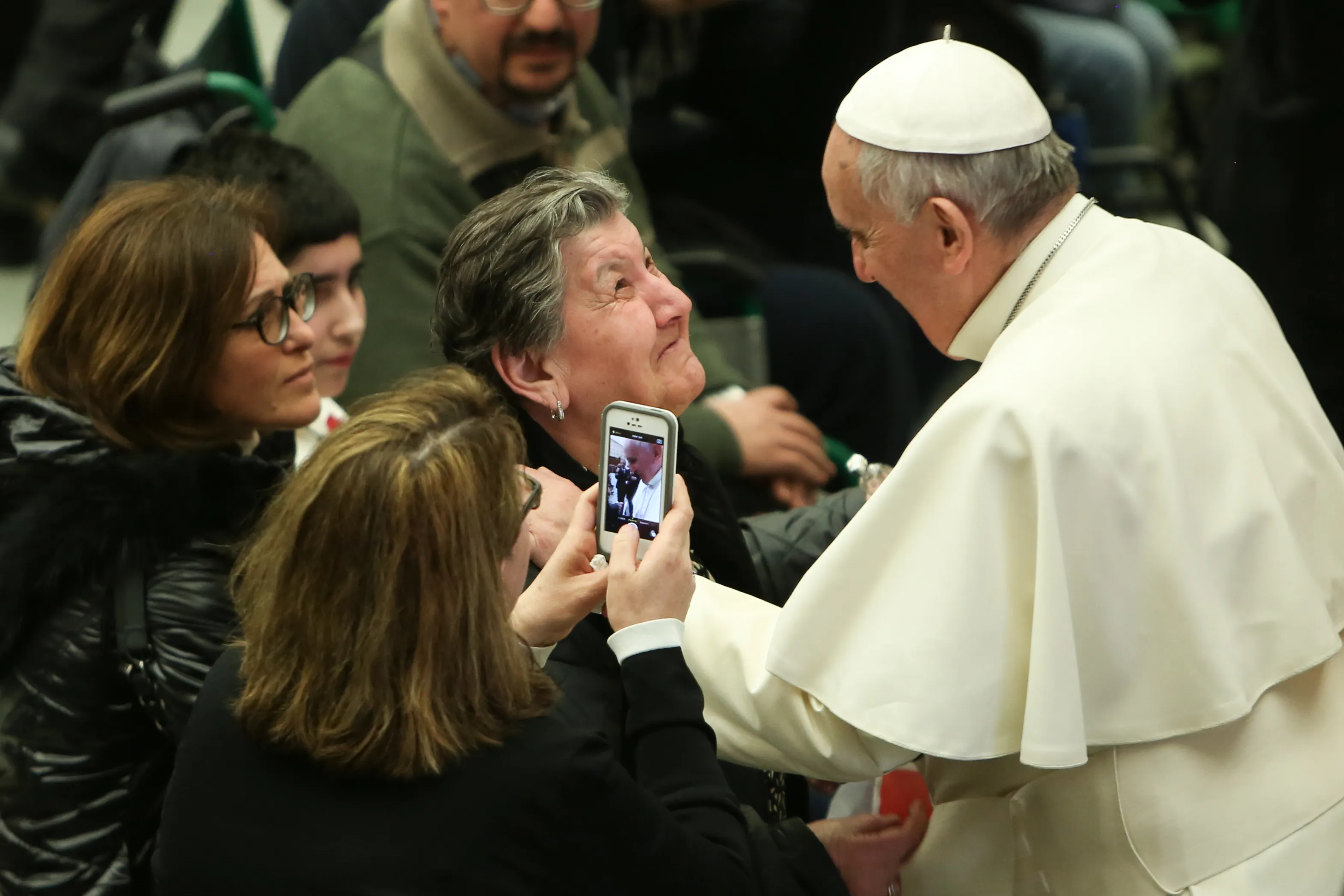 El Papa saluda a algunas mujeres. Foto: Daniel Ibáñez / ACI Prensa?w=200&h=150