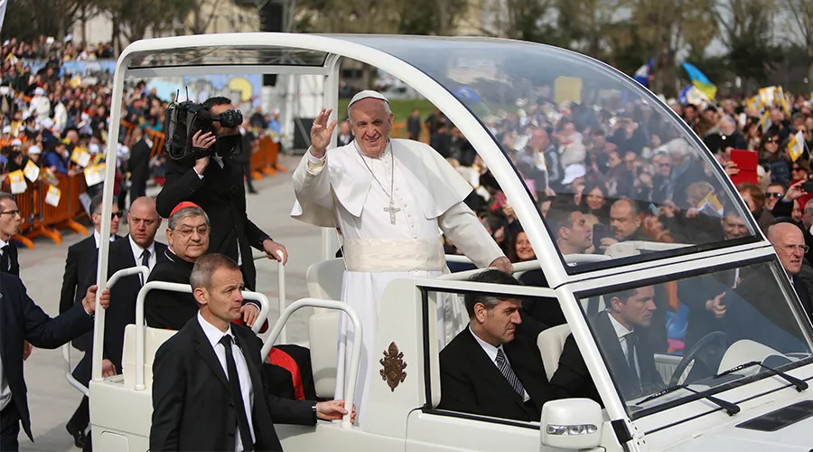 Papa Francisco saludando / Fotografía: Daniel Ibañez?w=200&h=150