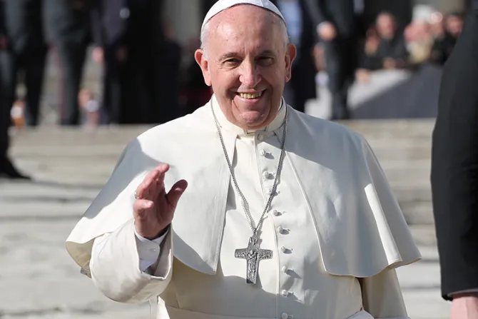 Un buen católico debe entrometerse en política, dice el Papa