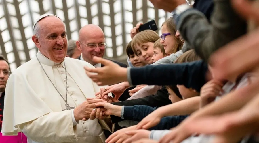 El Papa saluda a niños y jóvenes en el aula Pablo VI. Foto: L'Osservatore Romano?w=200&h=150