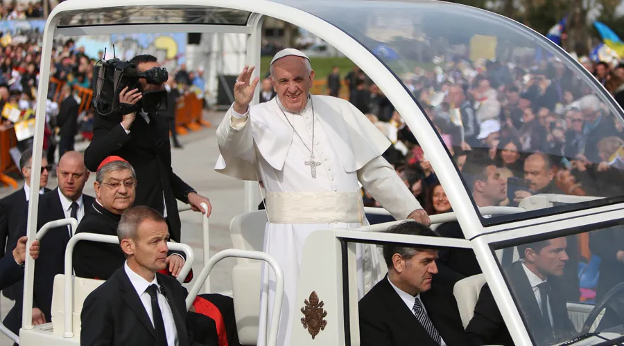 Foto : El Papa Francisco saludando a la gente / Crédito : Daniel Ibáñez (ACI Prensa)?w=200&h=150
