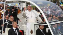 Foto : El Papa Francisco saludando a la gente / Crédito : Daniel Ibáñez (ACI Prensa)
