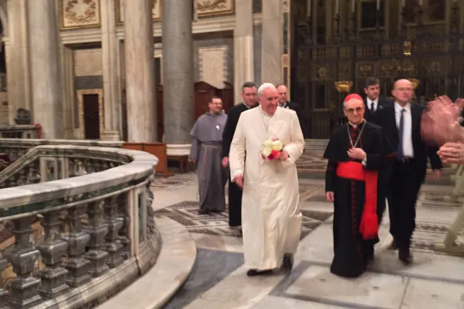 Papa Francisco reza en Santa María la Mayor a su regreso a Roma