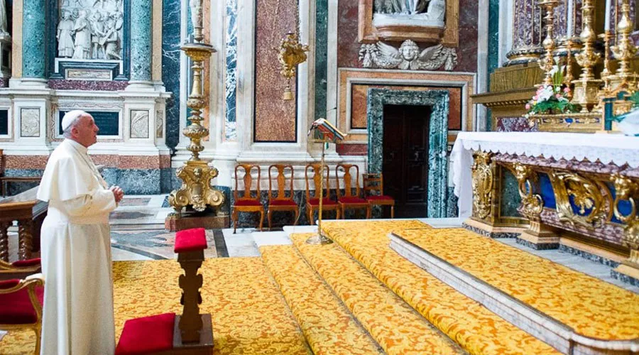 El Papa reza ante la imagen de la Salus Populi Romani en la Basílica de Santa María la Mayor. Foto L'Osservatore Romano