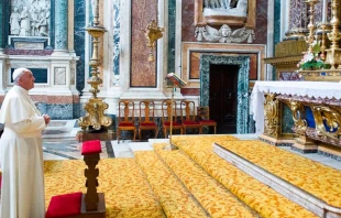 El Papa Francisco reza en Santa Maru00eda Mayor / Foto: L'Osservatore Romano 