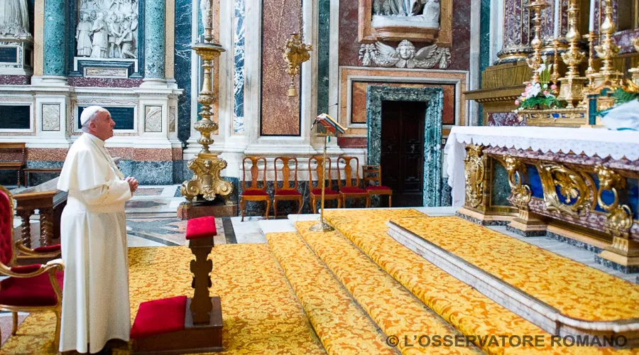 El Papa Francisco reza ante en la Basílica de Santa María la Mayor (Foto L'Osservatore Romano)