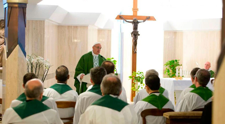 El Papa Francisco en la capilla de la Casa Santa Marta. Foto: Vatican Media?w=200&h=150