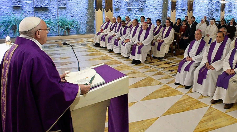 El Papa Francisco celebra Misa en la capilla de la Casa Santa Marta. Foto: L'Osservatore Romano?w=200&h=150