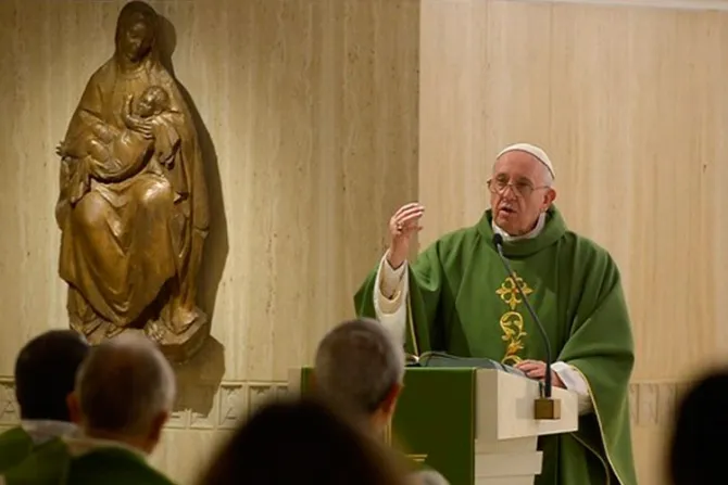 Papa Francisco: Es triste ver a sacerdotes y obispos apegados al dinero