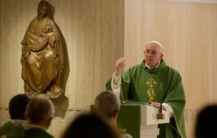 Papa Francisco durante la Misa de Santa Marta de hoy. Foto: LOR 