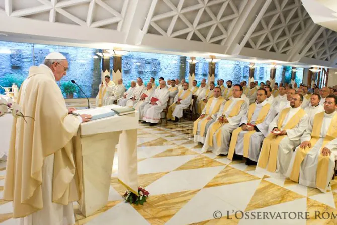 Papa Francisco reza en Santa Marta por víctimas del cruel atentado en Francia