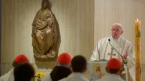 El Papa en la Misa en la capilla de la Casa Santa Marta. Foto: L'Osservatore Romano