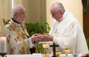 Papa Francisco y el Patriarca Gregorio Pedro XX concelebrando la Misa en Santa Marta en 2015. Foto L'Osservatore Romano 