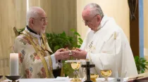 Papa Francisco y el Patriarca Gregorio Pedro XX concelebrando la Misa en Santa Marta en 2015. Foto L'Osservatore Romano