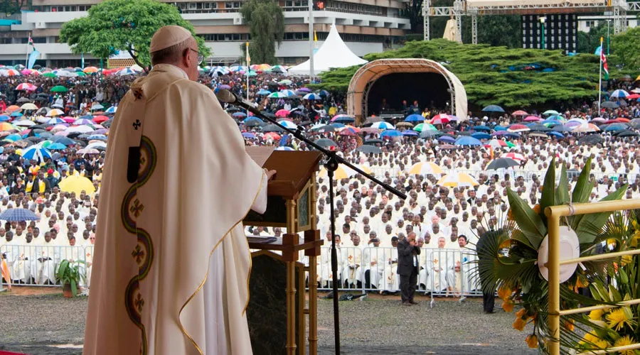 Papa Francisco en la Santa Misa en el Campus de la Universidad de Nairobi / Foto: L'Osservatore Romano?w=200&h=150