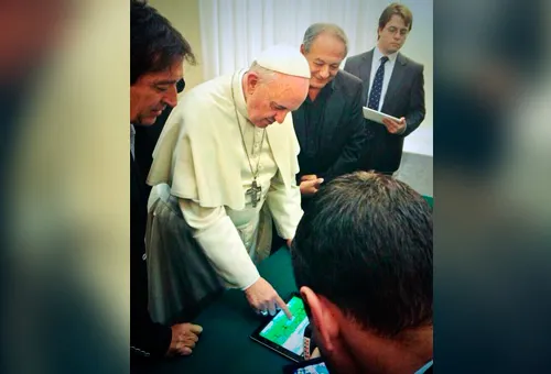 Papa Francisco plantando el olivo virtual por la paz. Twitter / @InfoScholas?w=200&h=150