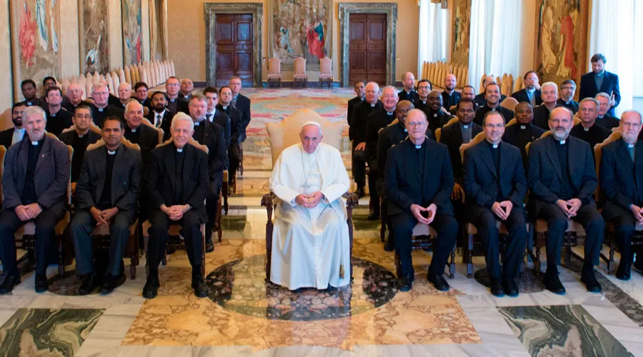 El Papa Francisco con los sacerdotes de Schoestatt. Foto L'Osservatore Romano?w=200&h=150